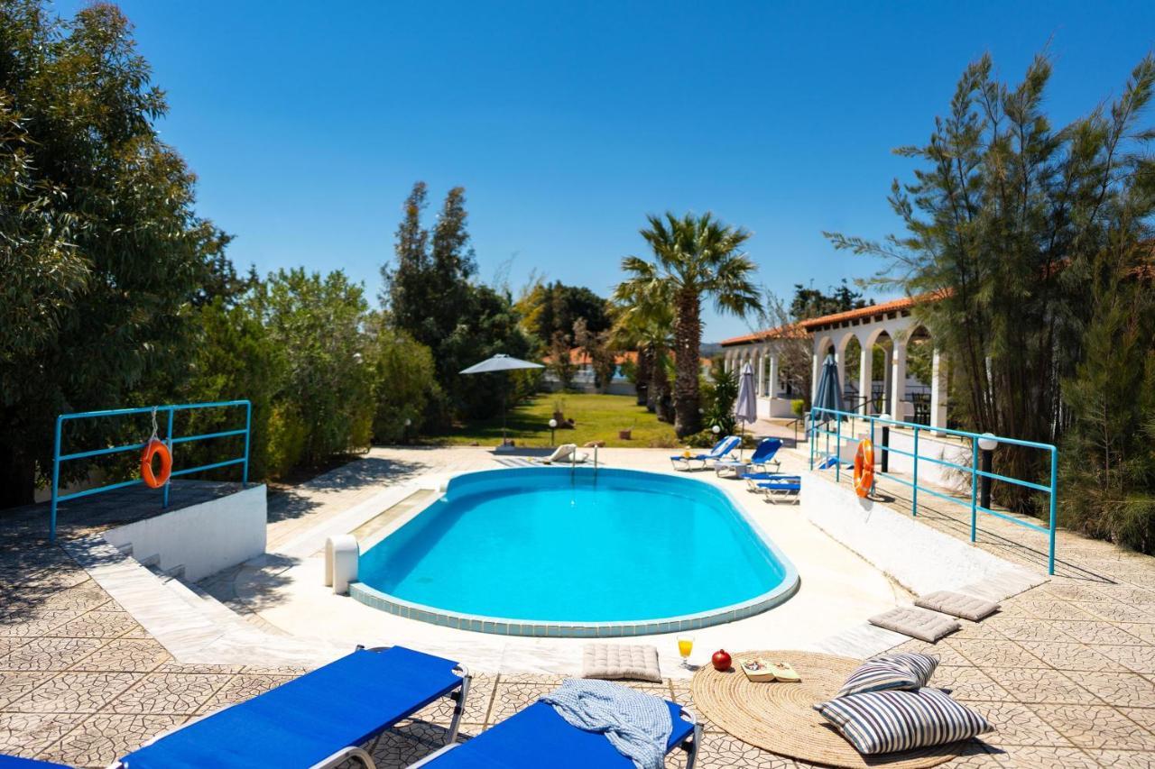 Mina Villa *